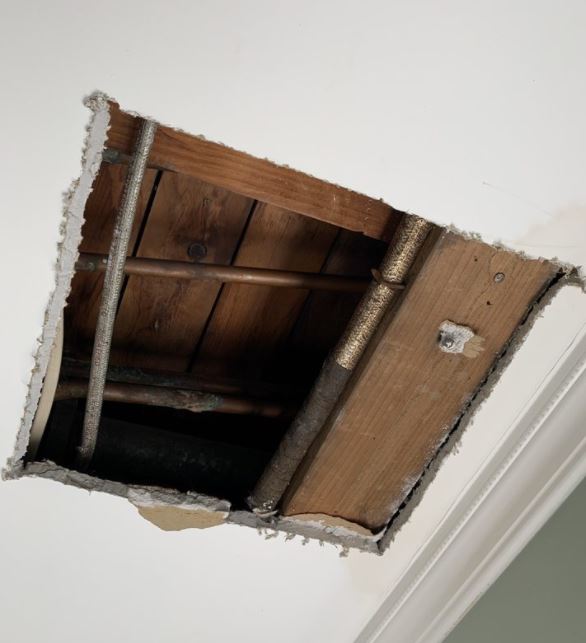 emergency plumber fixes ceiling leak